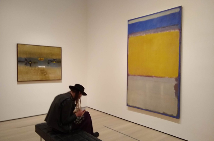 MoMA収蔵品展示「色彩平面」。バスデオ・ガイトンデ《絵画4》1962年（左）とマーク・ロスコー《No. 10》1950年 筆者撮影