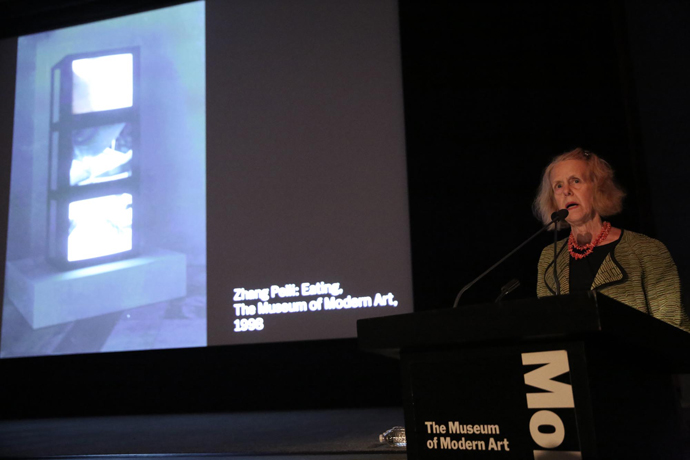 MoMAの出版記念会で語るバーバラ・ロンドン Photo © Paula Court