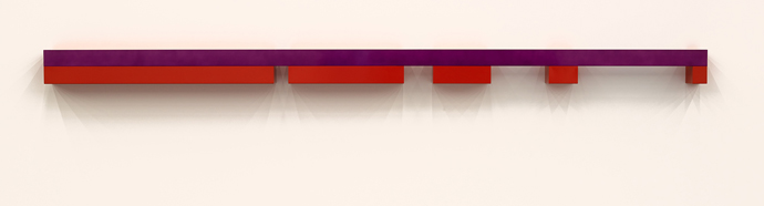 ドナルド・ジャッド《無題》1970年　紫色ラッカーを塗ったアルミ＋カドミウムレッド・エナメルを塗ったコールテン鋼 408.9㎝長　 Kunstmuseum Basel © 2020 Judd Foundation / Artists Rights Society (ARS), New York