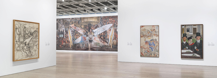 Vida Americana展では、ディエゴ・リベラの壁画《人類：宇宙の制御者》1935年を複製で紹介（奥の壁）。右壁にはベン・シャーンの名作《サッコとバンゼッティの受難》1932年が見える　Photo: Ron Amstutz