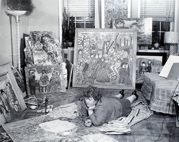 1944年頃、ブルックリンの自宅アパートで腹ばいになってドリップ風の抽象画を制作するジャネット・ソーベル。背景にはプリミティブ系作品が見える。 Photo courtesy of Gary Snyder Fine Art