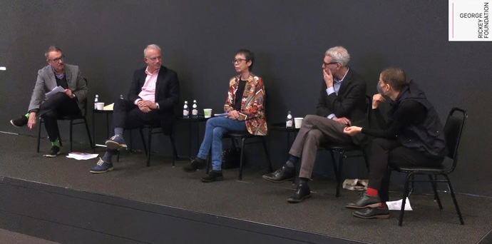 パネル討議で発言する筆者の意見を聞く参加者（左より）：エドワード・サリバン（NYU）、ペペ・カーメル（NYU）、筆者、ロバート・スリフキン（NYU）、サラ・オッペンハイマー（アーティスト）　録画ビデオ（https://vimeo.com/641688302）より