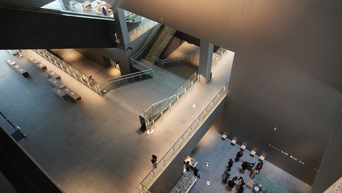 美術館内部は”パッサージュ”が複雑に連なる。筆者撮影