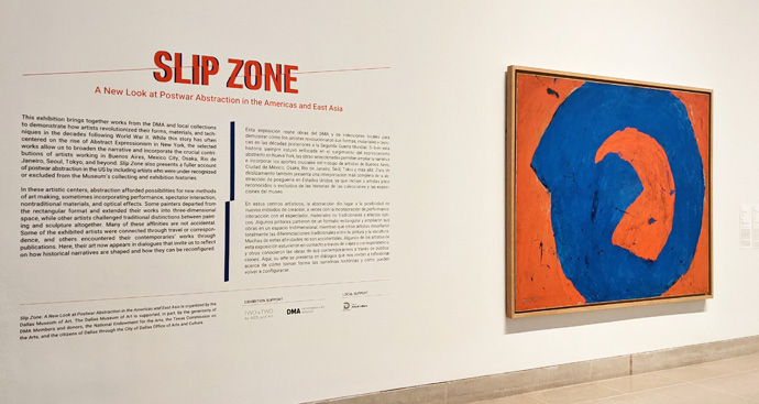 ダラス美術館スリップゾーン―南北米と東アジアにおける戦後抽象再見展の導入部分には、解説テキストの横に吉原治良の大作絵画が展観されている。筆者撮影