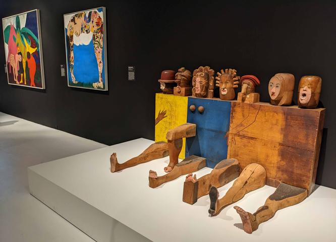 ジューイッシュ・ミュージアム「ニューヨーク：1962-1964年」展の展示風景。左から：ボブ・トンプソン、マーサ・エーデルハイトの絵画とマリソルの立体　筆者撮影