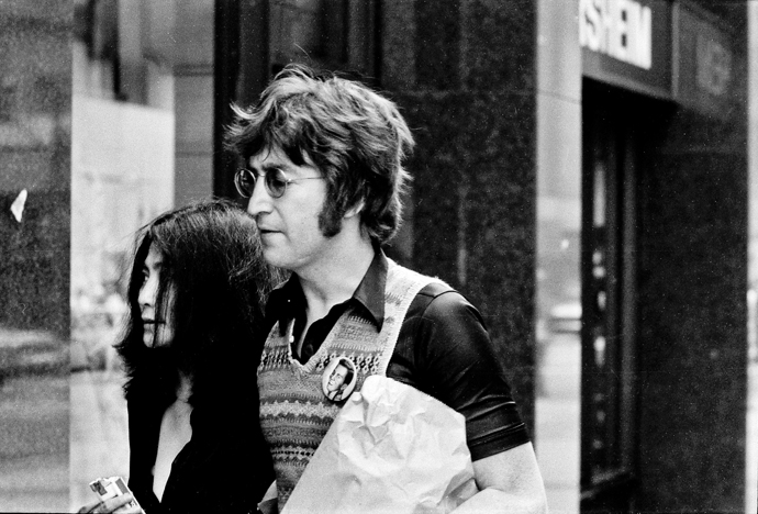 ジェフ・ロススティーン《ジョンとヨーコ、ニューヨークの路上にて》1971年　© Jeff Rothstein