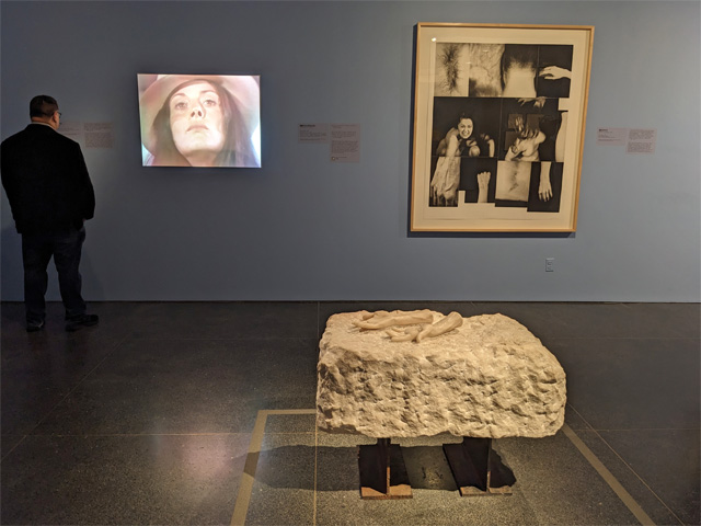 「It’s Pabro-matic」展の展示風景　左：ハンナ・ウィルケ《大ガラス越しのハンナ・ウィルケ》1976年　手前：ルイーズ・ブルジョワ《くつろいだ》1990年　右：キキ・スミス《魂》1997年　すべてブルックリン美術館蔵