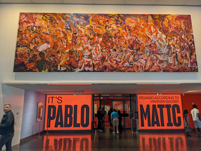 「It’s Pabro-matic」展の入口。タイトルはproblematic（問題がある）の言葉遊び。入り口上の壁画はセシール・ブラウン《虚栄心の勝利 II》2018年　ブルックリン美術館蔵　すべて筆者撮影