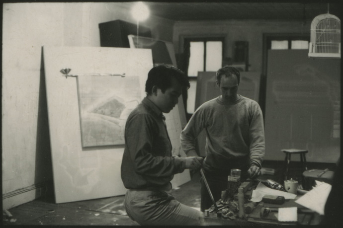 荒川修作とロバート・モリス、チャンバース通112番地のスタジオにて、1963年　背後に傘と漏斗を付けた〈無題〉作品が見える。