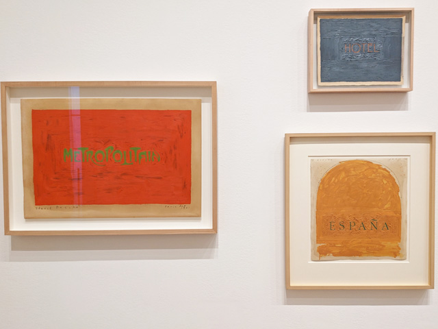 「ED RUSCHA / NOW THEN」展の展示風景。1961年のドローイング3点　（左）《Metropolitain》（右上）《Hotel》（右下）」《España》　筆者撮影
