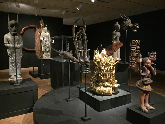 ミネアポリス美術館で中森康文が企画した「ニュー・ピクチャーズ：ザ・プロペラ・グループの転生」展の会場風景（2017年）。差作家集団が同館の収蔵品からアジア、アフリカ、アメリカ先住民および古典期の作品を選んで生死二界の繫がりを演出したインスタレーション。