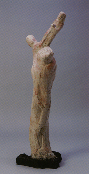 人間は一人では生きられない。誰かと共に互いに助け合い支え合って生かされている。<br />
生きた樹木は自然のうちに共に生きることを示唆してくれる。私はここ数年このテーマで未来に生き続ける樹への願望として、人と人とが助け合い支え合う姿を刻んでいる。生命を終えた樹木に残る生命の物語を聞き取りながら会話して制作している。