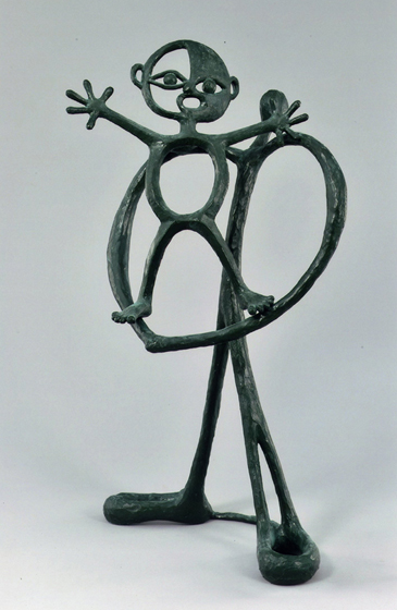 観る人に軽快なユーモアと元気を与える彫刻作品。空間と実材（マチエール）とに、同じ価値（バリュー）が有ると考えて、空間と実材とを対話させる作風をめざす。