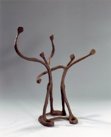 “生命力” “元気” “ユーモア” が藤森汎彫刻の表現テーマです。<br />
空間は美術家にとって開放と自由を意味します。空間は実材と同じく重要な表現要素です。二人の人物が立ち上がり、空間に手を広げる立像です。