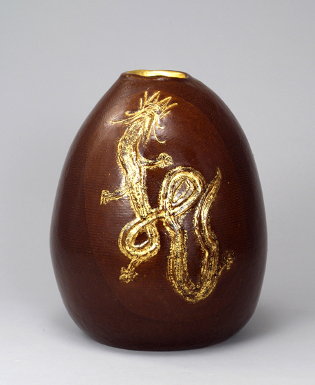 毎年、干支をモチーフに発表を続けている。そのため一つとして落ちこぼれのないものを作りたいと思っている。龍は想像の動物で水にもぐり空を飛び、雲や雨を起こすという芽出度いモチーフである。過去にも著名な作家が作品を残し、それらが私の頭のなかに入っている。２色の飴釉と金のツートーンで造形も平成23年の私なりの表現である。