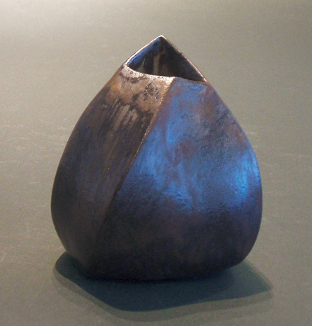 土の持つ独特な風合いを生かしつつ、美術作品としての強固な存在感を大切にしていきたいと思います。無駄をそぎ落した簡潔なフォルムが生み出す静謐な造形、曲線の織りなす、どこから見ても鑑賞に堪えられる多面的な美しさを表現出来ればと考えております。作品を通して深い精神性や品格を表現出来るよう、努力したいと思います。