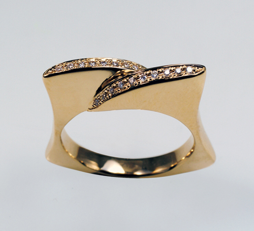 自らの主張を絶対的フォルムに具現化することで、表現していきたいと考えています。「用の美」を前提としたジュエリーという形をとりながらも、単なる装飾品で終わらない、人の心に強く訴えかける作品をつくることが出来たらと思っています。制作活動を通して、装飾美術の新しい姿を探究しております。