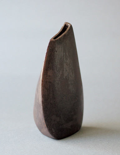 心の向かうまま夢中で土と戯れる度に、その奥深さに益々魅了されていく気持ちがいたします。立体としての造形美の中にも、自然と共存していく有機的な美しさを追究していきたいと考えております。これからも真摯に己の表現衝動と向き合い、自分らしい作品を生み出していく所存です。