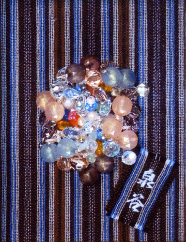 遺品が芸術になる。<br />
誰もが夢見ることだろう。<br />
父の背広生地を使って創ったアクセサリーです。<br />
作品となったことで数奇な運命をかみしめております。