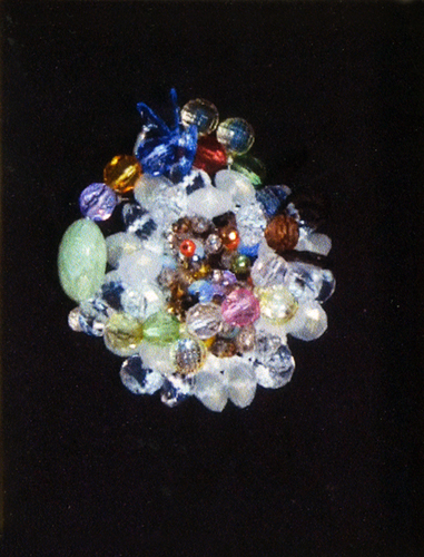 ホワイトの連作。<br />
92歳の母と二人三脚の創作活動。<br />
相談しながら仕上げてまいります。<br />
母は主に趣味である文筆活動の合間に　<br />
私のアクセサリーを手伝ってくれます。　<br />
有り難い