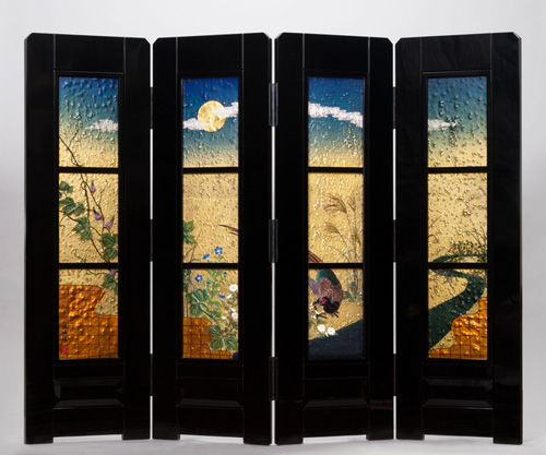 今年は、ガラスの世界へ飛び込み、又その輝きに魅せられ、<br />
この道の無限の可能性を信じて歩み続けて50年を迎える年となりました。<br />
私の創作の原点となった日本の美、ガラスの美を<br />
琳派「明日に雉・秋草図」を屏風として創作致しました。