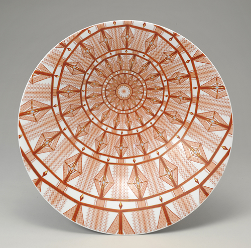 僕は加賀市にて工房を構え制作致しております。加賀市は九谷発祥の地という事で石川県九谷焼美術館や窯跡展示館等もあり環境にもとても恵まれている様に思います。僕の作品ですが昔からあります赤絵細密画の技法を使い制作しています。特徴は細い線と小さな点から出来上がる小さな美しい世界。その連続によりまた新たな無限の世界が広がります。今後も自分なりの細密な世界を大切に制作していきたいと思います。