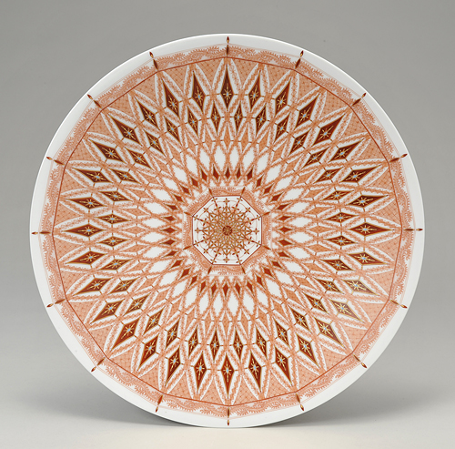 僕は加賀市にて工房を構え制作致しております。加賀市は九谷発祥の地という事で石川県九谷焼美術館や窯跡展示館等もあり環境にもとても恵まれている様に思います。僕の作品ですが昔からあります赤絵細密画の技法を使い制作しています。特徴は細い線と小さな点から出来上がる小さな美しい世界。その連続によりまた新たな無限の世界が広がります。今後も自分なりの細密な世界を大切に制作していきたいと思います。