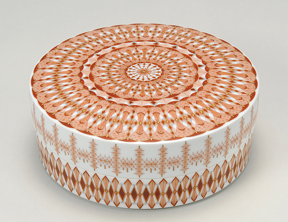 僕は加賀市にて工房を構え制作致しております。加賀市は九谷発祥の地という事で石川県九谷焼美術館や窯跡展示館等もあり環境にもとても恵まれている様に思います。僕の作品ですが昔からあります赤絵細密画の技法を使い制作しています。特徴は細い線と小さな点から出来上がる小さな美しい世界。その連続によりまた新たな無限の世界が広がります。今後も自分なりの細密な世界を大切に制作していきたいと思います。