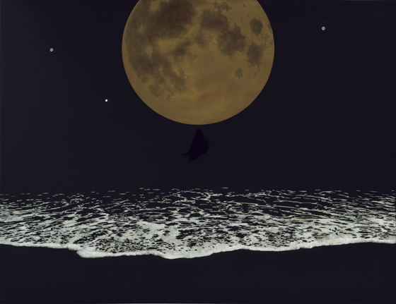 大きな月に出会う時、小さな月に出会う時。<br />
若葉の頃は黄色月、桜の上の春の宵。<br />
冬の月は冴え冴えと、雑木の間の白い月。<br />
駅から帰りに仰ぐ月、今夜の月は海の上。