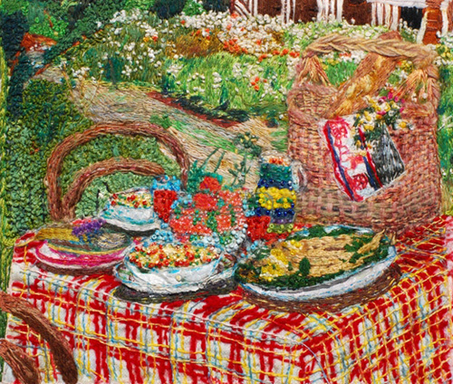 絵筆のように自在なステッチと、大胆かつ精緻な素材や色使いにより、新しい絵画表現を求める刺繍画家・岡田美佳。本作は、彼女が長年描いてきた“食卓の風景”の代表的作品。昼下がりの庭は、鮮烈な色彩と輝きに満ち、レリーフに似た実在感と質感のある料理が歓びと幸せを伝えます。瑞々しい感性が捉えた心温まる世界に魅了されます。