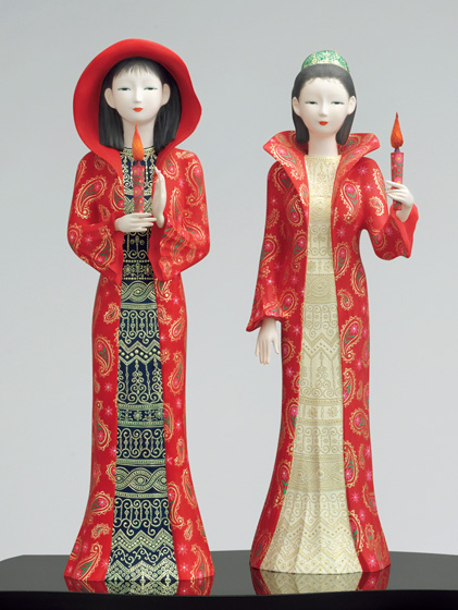 大震災のあと、消え去った幸せや夢をつなぎ合わせるようにして、復興のあかりを灯したい思いで制作しました。力強く元気が出るように、赤いマントに身をつつんで、祈りを捧げました。衣装の模様は複雑な作業の多い図柄にして、くり返し念仏を唱え続ける感じで制作しました。