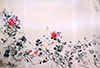 薔薇は西洋で花の女王と称賛を博し、日本では洋花の代表と見なしてきた。野趣に富んだ在来の野茨（のいばら）は、安土桃山時代の屏風、宗達工房の草花図、狩野派による襖絵や屏風などに描いてある。平安時代に伝来した薔薇（そうび）とか長春花（ちょうしゅんか）とよんでいた庚申薔薇（こうしんばら）も、鎌倉時代の絵巻に表し、室町時代の屏風に数多く描き、狩野派も屏風や襖絵へと彩管をふるっている。　　<br />
当、訪問着に描いた薔薇は、華飾を避けて枯淡な趣に表そうと試みた。