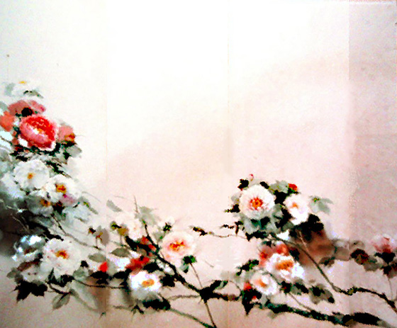 牡丹は原産地の中国で大輪に咲く花姿から富貴花（ふうきか）とよび、百花の王を誇る。奈良時代に伝来したといわれ、元禄頃には名実ともに、“日本の花”となって衣服や工芸品へ盛んに彩る。華麗で品位の備わるふくよかな花は、今では時季を問わず「きもの」を華やかに引き立てている。