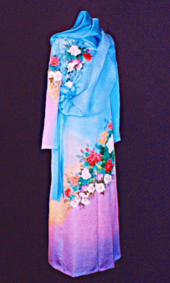 描絵（かきえ）は従来、当然とはいえ和装に表している。しかし、和装だけでなく洋装にも描絵の表現が可能であるという具体例を提示してみた。ドレスに描絵の施しは、工芸（美術）とファッションが融合したパーソナライズされた作品の作り出しができるであろう。この手法を用いたドレスは単なるファッションアイテムではなく、筆のストローク、色彩の選択、描く主題によりドレスに深み、テクスチャ、そして個性を与える。全体として、これは意匠における創造的なアプローチであり、着る人の独自性をも表現するドレスの創造が可能といえる。