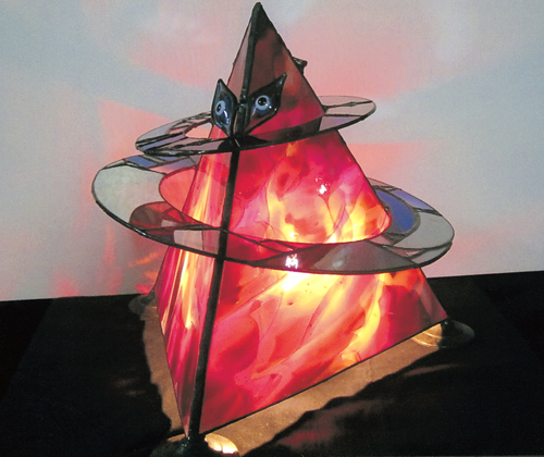 小学校上級のとき、図工・工作の教科書にステンドグラスが載っていた。美しい色彩だ。この目で見てみたいと思った。また、だんだんと自分で創れたら、なんとすばらしいと感じた40数年前の小学生時代。現在制作している。<br />
「Boin－キャッチ」は、自然からのメッセージをイメージ。発信受信を表現してみた。