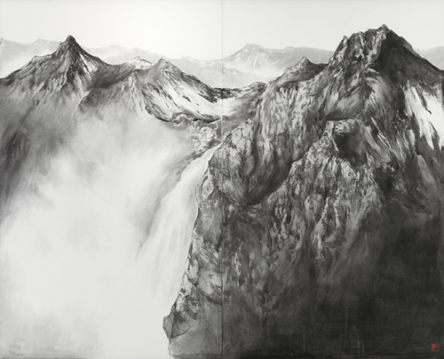 山は登るものでなく見るものだと私はよく人に言っている。<br />
もう体力が無くて登るのは無理だから強がりを言っているのかも、特に北アルプスは好きで年に何回も見に行く、それをヒントにこの絵を制作してみた。<br />
ふと穂高と槍の間に実在しない滝を描いて見たくなった。人にこんな所に滝は無いよと言われそう。だからこれは私の夢の世界