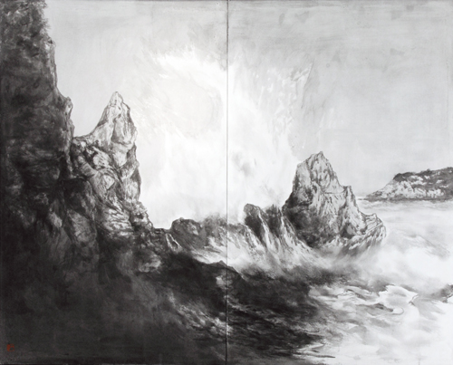 私のアトリエから海岸までは、ほんの100m位で、制作に疲れると海岸に出てボーッと太平洋の荒波を眺めて、いつの日かこの景色を描きたいと思ってしまう。なんとか作品にするのに長い時間を要した。それは波を紙の色で表現したいから。この絵は太海のシンボル的な岩を、岩礁に砕ける波と組み合わせて描いた。私は大自然の息吹きを描きたい。まだまだ精進しなくては…。