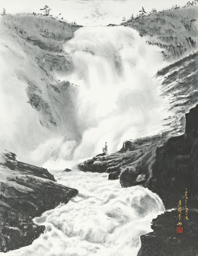 華やかな色彩の世界に憧れ、洋画家を目指していた筈の少女は、何時の間にか墨の中にこそ神秘の色があるはずだと感じて、西洋の風景を墨で表現することがテーマとなりました。<br />
2002年に色で試みた作品です。オスロからフィヨルドに向う山越えの途中にあるショスの滝です。壮大な滝を前に岩上で舞う妖精ともまがう女性は、真紅のドレスでした。