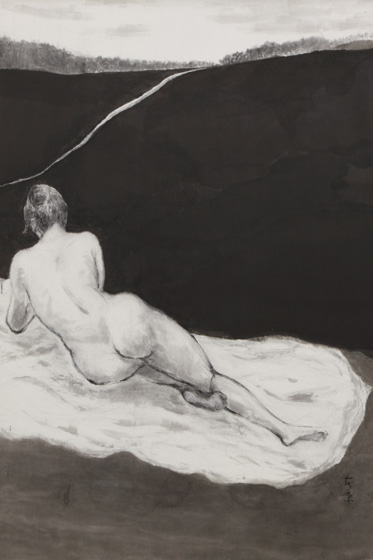 連作のつもりで描こうと思いましたが<br />
どうもそうなりませんでした。<br />
風景の中に裸婦を入れるのは、とてもむずかしい事です。<br />
困りました。<br />
裸婦の下に敷いてある布の様なものは、<br />
やはり淡墨に金属片を入れたものです。<br />
墨の色のグラデーションを出すのはやはり大変でした。
