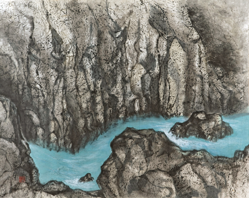 豊田県立自然公園の石柱渓を描いた作品です。下関市の北方、美祢市との市境あたりから２キロにおよぶ流域は、自然公園の景勝として特に、白亜紀の石英石浸食により不等辺四角、六角の絵状節現が見られ、奇観を見せてくれる石柱渓で知られています。<br />
なかでも１キロにもわたる渓流は、涼音を奏で、滝や奇石をぬけ湖に注ぎますが、その神秘的な色彩には魅了されます。そんな美しさに誘われ、四季折々に足を運び、筆をとりました。少々湖の色が濃くなった感の作品になりましたが…。