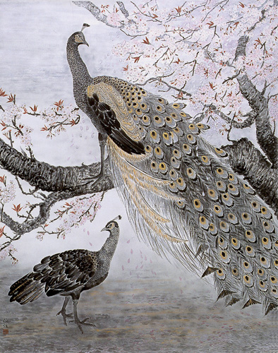 多摩の動物園の近くに住んでおります私が想い出しますのは、30年程前に孔雀が動物園の近くの畑で遊んでいるのを見て驚きました事です。その頃はインド孔雀の数も多く、縄張り争いに敗けたものが、園外で遊んでいたそうです。雌雄で畑に遊んで卵を生んでいってしまう事もあったと聞きました。庭に来てしまい動物園に通知しますと「とうぞお飼い下さい」と冗談に云われて、孔雀小屋を建てたら自分達の寝る処も無くなってしまうわね等と笑い話になりました。今では交通量も増え、畑もなくなり、孔雀も「園外は御免被る」との事です。