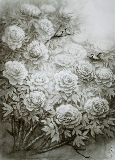 「花は咲く」は、映画監督の岩井俊二氏の詩に菅野よう子氏が曲をつけた。３・11の復興ソングとして幅広く歌われ、人々の心の傷を癒した。この歌を聴きながら、ふと、今年の日本水墨院の作品は花にしようと思い立ち、庭の花をスケッチし仕上げた作品である。花の王者として華やかに咲く花に、希望と再生へのメッセージを託した。