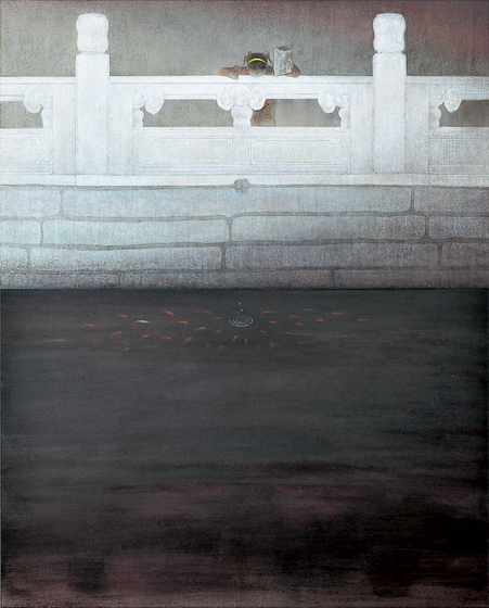 優心を触発したのは、毎回、研修旅行で平山先生初め福井先生、手塚先生、田渕先生、そして学生と写生旅行をし、中国の文化に触れ悠久の素晴しさ感じ、また、躍動する北京を散策した時のこと。<br />
紫禁城の濠から幼女が餌を与えると濁った水面に花火するように集まる鯉。<br />
優しい心が白い欄干に映え、絵にする動機。