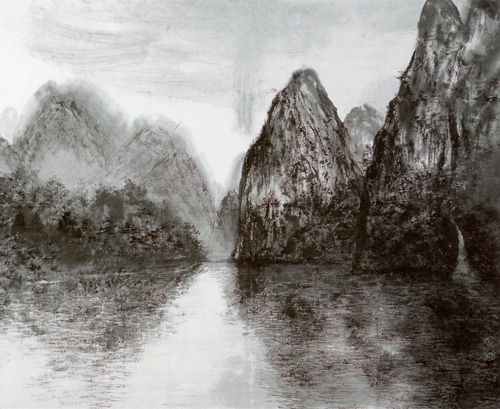 平凡な、誰でも描けそうな絵ですが何となく心が晴れるような絵だと思っております。霧の中に浮かぶ雄大な山、光と影とのバランスがさゞ波と共によく出来たと思います。<br />
昨年は丁度圧迫骨折、右手首骨折と、とても絵どころではなかったのですが、何とか頑張りました。