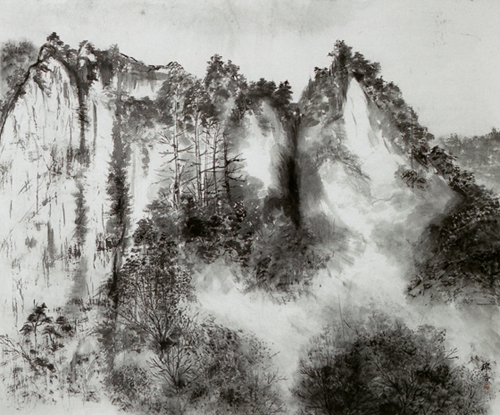 この地は中国山地広島県、島根県の県境の風光明媚な景勝地である。紅葉に染まった山道を奥地へ進むと、眼前に忽然と現れる奇岩、神々しく何とも云えない美しさである。下車して遊歩道を下って行くと、そこはまるで別世界、自然の箱庭の様。清水あり、林あり、道場迄うっそうとした杉の大木の根っこには無数のお地蔵様が鎮座され、その前方にはまた奇岩がそびえたち、幾枚も絵にしたい場所であった。