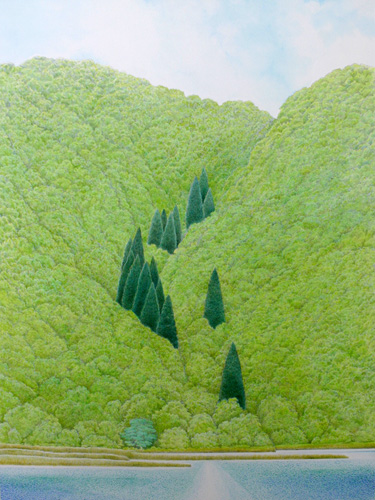 色心不二の心境で…風景を感じ一心に筆を執る。それは絵を描く者にとっては心満たされる至福の時。そうした、ひとときの結晶が作品だと思っています。<br />
この作品は、広葉樹の若葉の中に針葉樹が心地よい流れとなって構図を作っています。震災前に福島県大熊町で取材したものですが、今は人が入れない地区になりました。<br />
一日も早い復旧を願うばかりです。