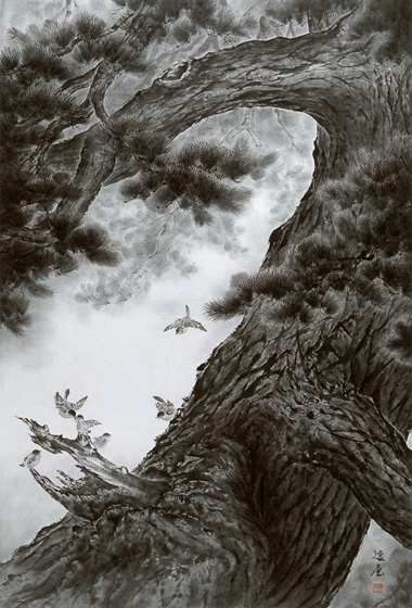 明治の始め寺子屋から小学校に変わり、その頃植えられた松も、150年近く世の中の移り変わりを見て来た。<br />
風雪に耐え、枝は折れくち果てたとは言え、松葉色濃く威風堂々のお姿で有る。<br />
しかし、世の流れに今は校舎にかつての子供達の声は無く、桜ふぶきの中「黄嘴歓鳴」が聞こえるだけで有る。