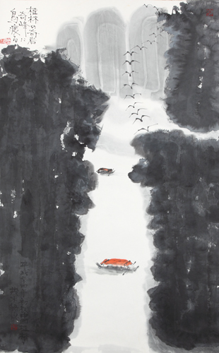 2012年夏の中国桂林の旅はとても良かった。3尺×6尺の軸を機内に手荷物として運び、中国桂林美術館に展示、オープニング、席画、観光、授賞式、搬出、充実した旅であった。<br />
帰国後、「漓江風情」として一気に描き上げた。2013年1月アジア創造美術展、3月NIJIIRO Napoli展、Ramo d'oro galleryにて発表。コーディネーターVincenzo氏の動画 http://youtu.be/9PYnYOb2CHI を通じて紹介された作品でもある。<br />
墨は魔法です。この大自然とご縁に、感謝いっぱいです。これを励みに、制作、発表、いろんなことにチャレンジしていきたい。