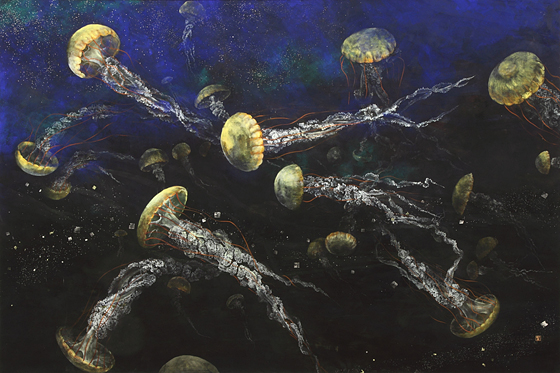 激しく揺れる大地、目に飛び込んでくる衝撃の映像。2011年3月11日の事は今でも脳裏に焼き付いて離れない。<br />
画家として向き合うことは描くことしかないと、漸く描いたのが2013年に鎮魂の思いを込めて描いた「宙（そら）」と、2014年に描いた津波に流され救いを求める魂魄をクラゲに託したこの「漂泊」である。