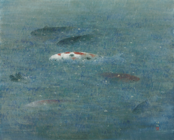 近くに柳沢吉保邸、六義園があります。中央に大きな池があり、形の良い松が張り出していて、出品画にすべく梅雨の晴れ間に写生に出かけました。そこは鯉のエサ場になっており大きな鯉が体をくねらせ反転しながら、多くのアワの中にエサを求めて泳いでいる姿を見て興味をひかれ写生を始めました。折からの雨も趣を添えてくれました。